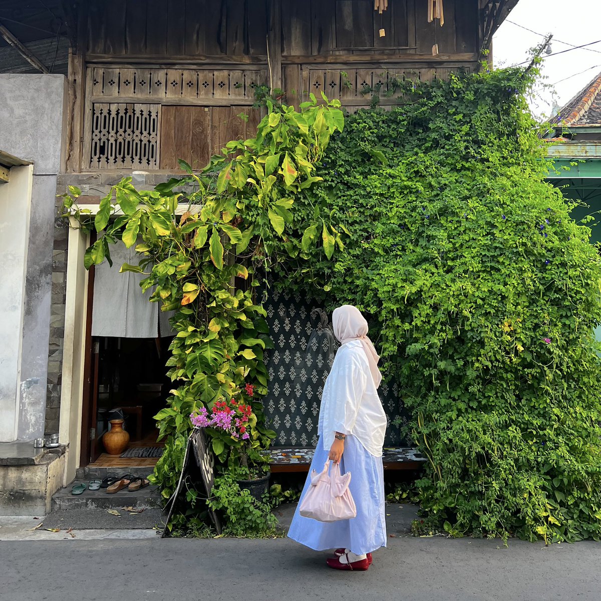 elllsssssss's tweet photo. Vibesnya Solo kayak Chiang Mai ga sih? Banyak spot gemash, cafe cafenya unik ga template &amp; kulinernya enak dan murah!💗✨

Aku mau share liburan 3 hari 2 malam di Solo kemarin kemana aja dan nginep dimana🌸

A thread~ https://t.co/XoTn0JVGb7