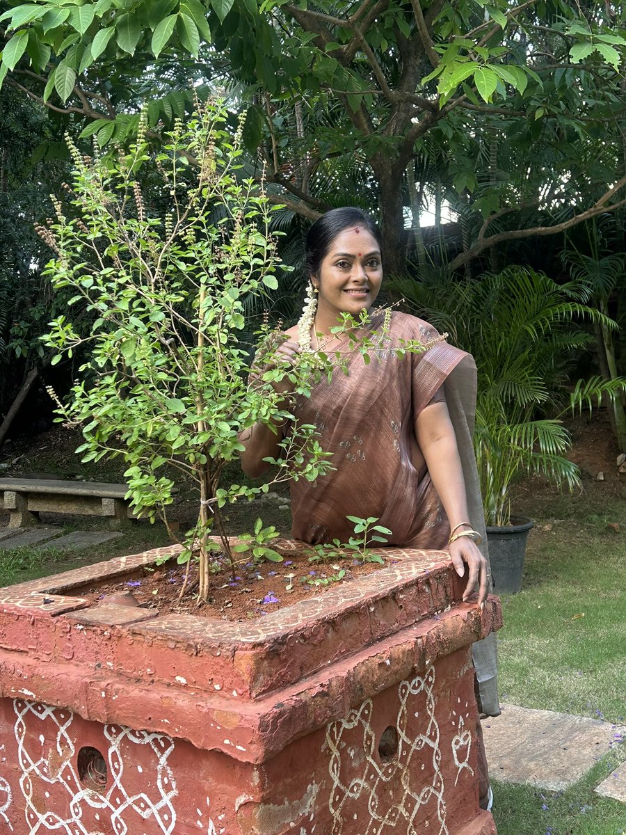 jlxmi11's tweet photo. Sharing a pic with Ma holy Tulsi🙏🏽
The Queen of all herbs 😇
#HappyFriendshipDay2024 to all of you 🫶🏽 #jlposts #jayalekshmi
#FriendshipDay https://t.co/VQ0JGVB3TL