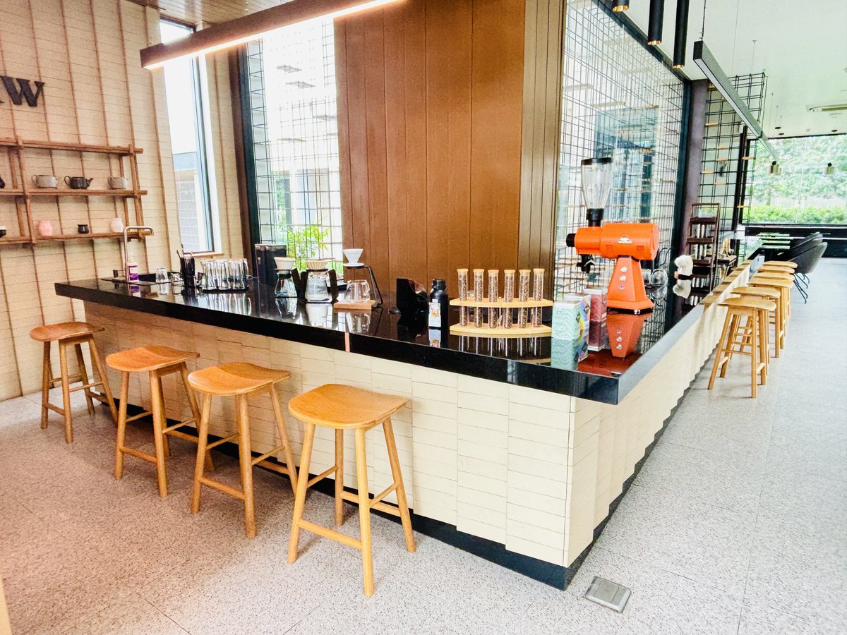KKKevinz's tweet photo. OtW.CNX #Cafe served me one hot #americano #coffee , #iced #latte , #cappuccino with strong roasted beans this morning.
#ReviewChiangmai #รีวิวเชียงใหม่ #cafehopping #ChiangMai #caféhopper #cafereview #coffeeaddict https://t.co/dsdd0yDmcu