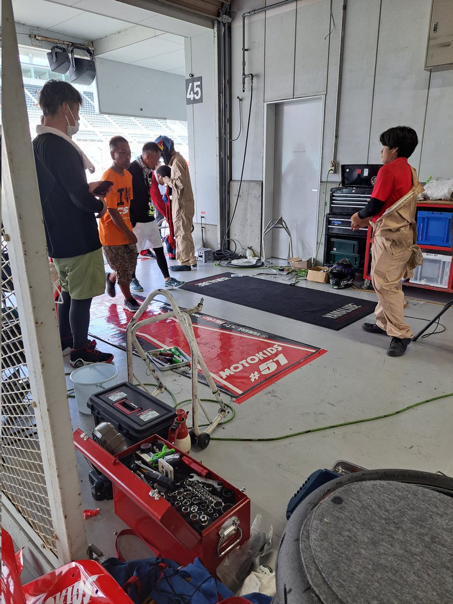 sanyo0528817857's tweet photo. 2台目も復帰
PITが空っぽに。

#鈴鹿4耐 
#MOTOKIDS https://t.co/FWPqXGOZ7k