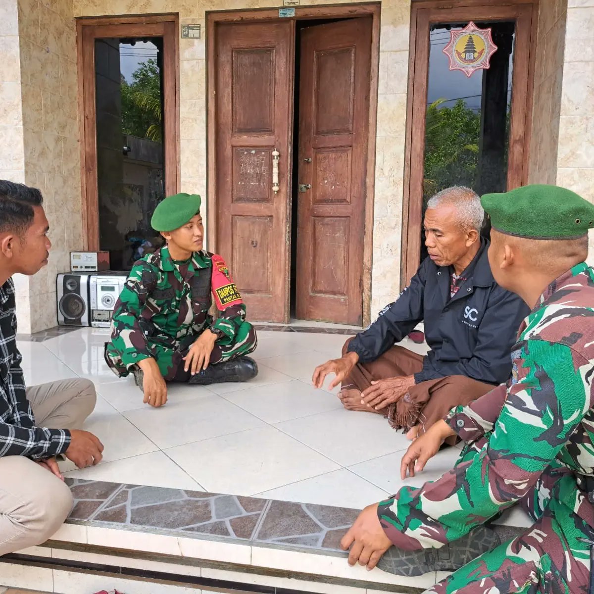 SquadGaruda741's tweet photo. KOMSOS PRAJURIT GARUDA GUNA BANGUN KEAKRABAN DENGAN MASYARAKAT BATAS
DISIPLIN - TANGGUNG JAWAB - SETIA KAWAN
#yonif741
#korem163
#kodam.ixudayana
#tni_angkatan_darat
#puspentni
#TNIPRIMA https://t.co/uHGqcpvDCm