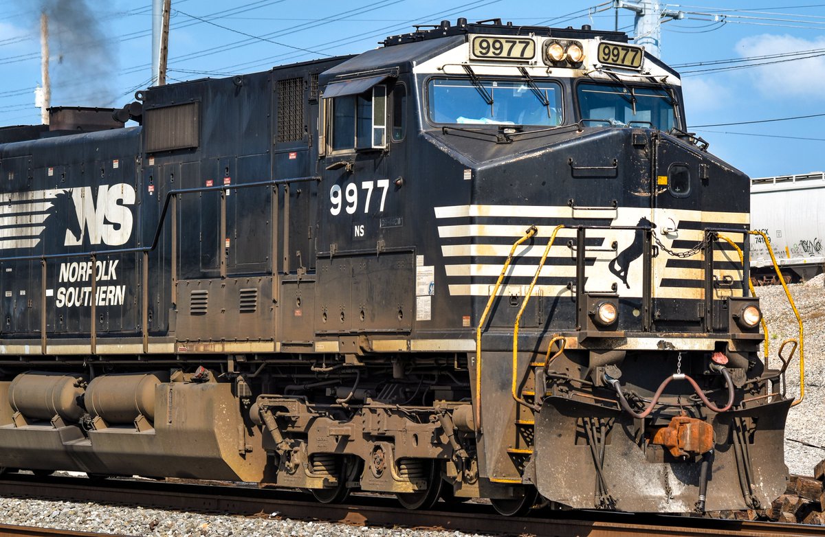 SE_Railfan84's tweet photo. & Old classic leads the way approaching the Tower 87 Diamonds. @NSCorp 9977 (GE C44 9W) which is on the Rebuild list I'm sure. #Train #Trains #Photography #Railfanning #Railroad #Railphotos #Houston #Dash9 #Photography https://t.co/ECECDQzAwp