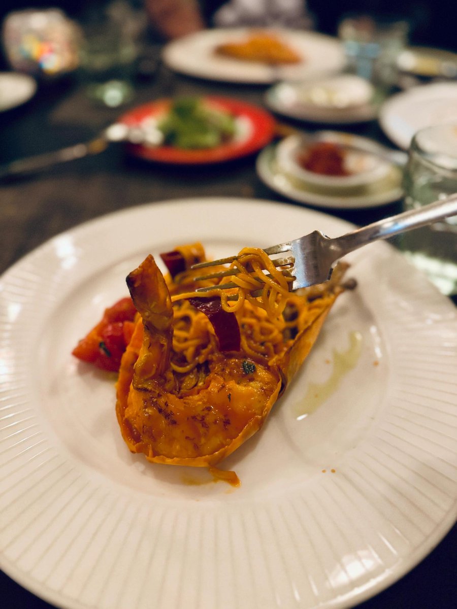 Although many restaurants have daily delicacies made from fresh ingredients, his waiter told us eight or nine of the day's specials in one breath, and we really ordered several dishes we wanted without even looking at the menu.