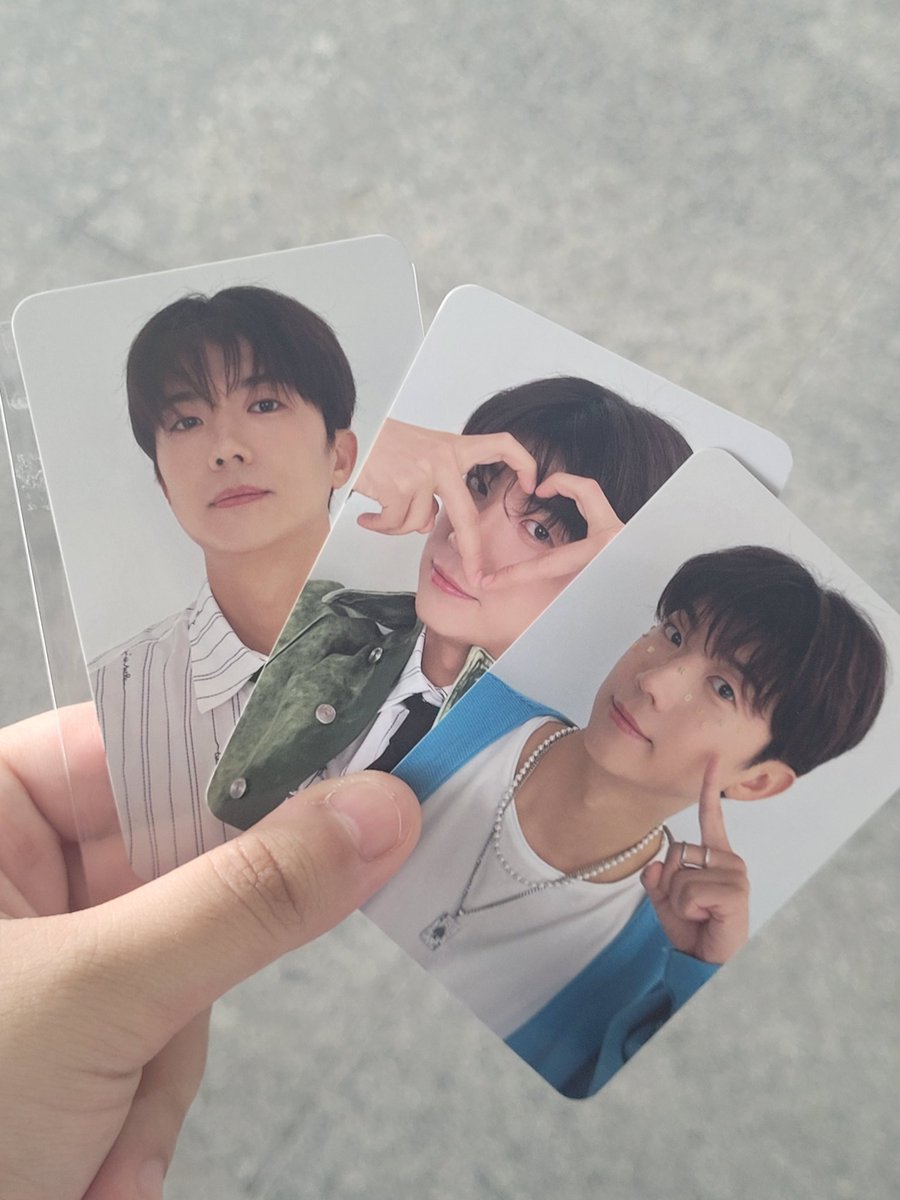 왔어요~~!!
포카가 넘 이쁘네여..ㅠㅠ💙💙