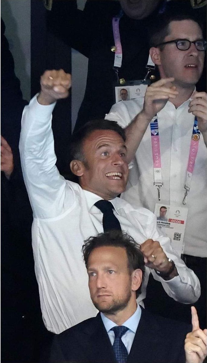 Mapi421's tweet image. Pour tous les rageux...
Un hommes si fier de son pays et de ses athlètes #JOParis2024 !!!
Bravo et vive le sport !!! 🇨🇵 🇨🇵
#macronbashing 
#bashingJO
