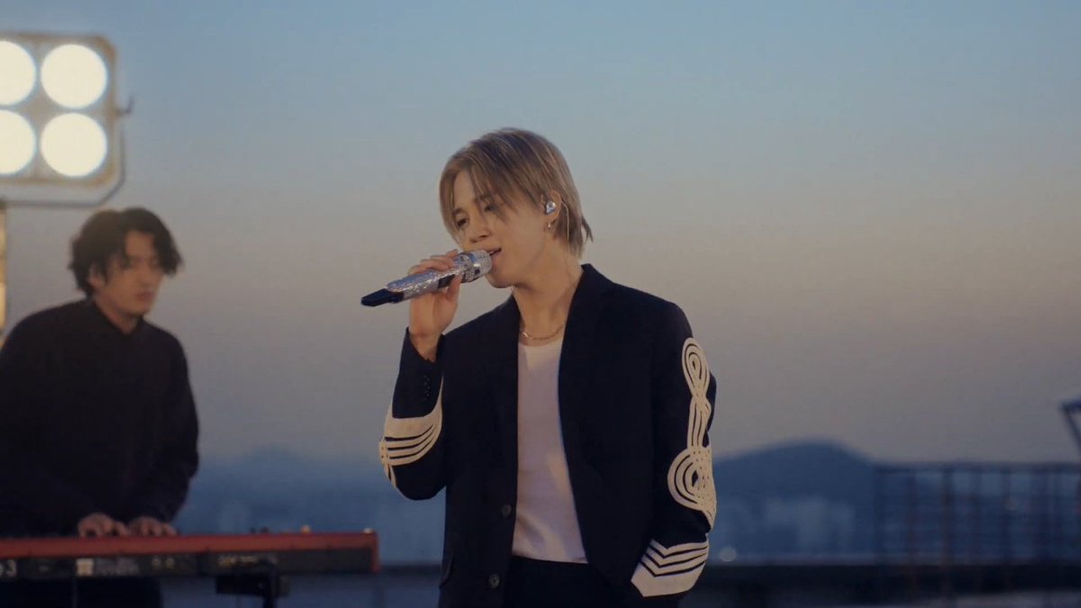 Yoonsheena's tweet photo. Idk how to explain this, but jimin looks like a prince charming straight out of fairytale and his voice sounds like angel!!!!🧚‍♂️💗🎀
MAN AIN'T REAL Y'ALL! HE'S AN ANGEL!🧚‍♂️ THANK GOD JIMIN EXIST😭💜✨️ https://t.co/KKjsxQ6Lr5