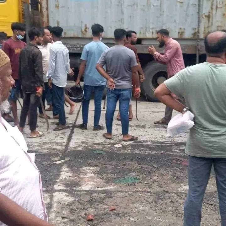 reversedfroot's tweet photo. this is from cumilla. the arms they're using i really hope cumilla te jeno goto din er moto situation na hoy 

STEP DOWN FASCIST HASINA https://t.co/mSwIDQQtB4