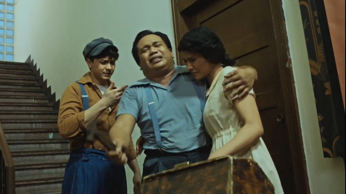 thesalamisim's tweet photo. tawang tawa ako sa scene na 'to help 😭 pinagkamalan ba namang tatay yung asawa pala. laroshi ka eduardo.

#PulangArawEp7 #PulangAraw https://t.co/mwgx5cFV1T