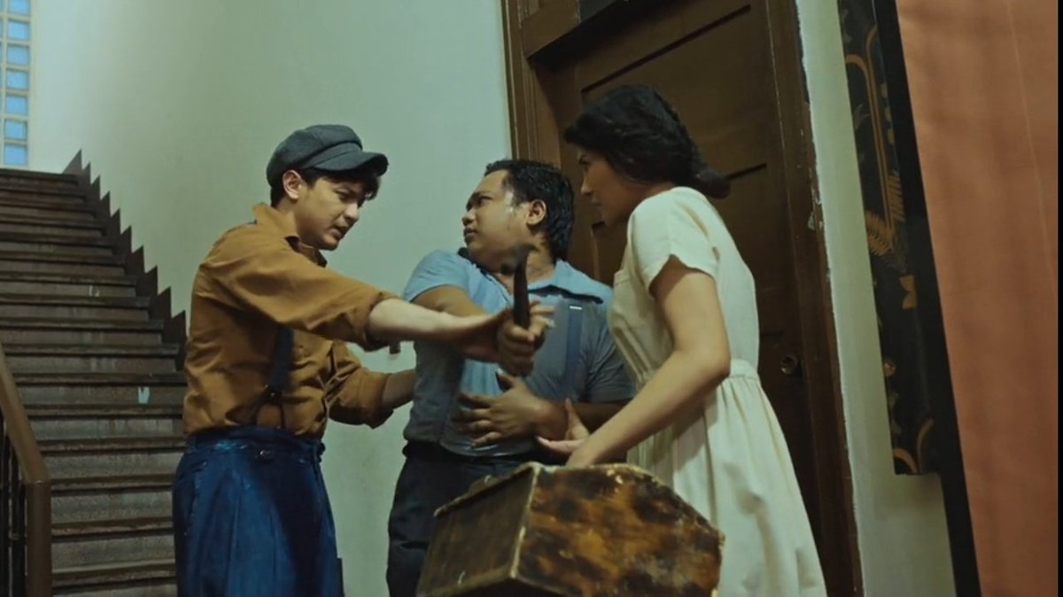 thesalamisim's tweet photo. tawang tawa ako sa scene na 'to help 😭 pinagkamalan ba namang tatay yung asawa pala. laroshi ka eduardo.

#PulangArawEp7 #PulangAraw https://t.co/mwgx5cFV1T