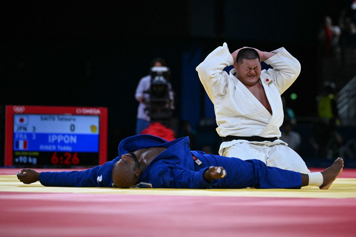 RMCsport's tweet photo. 🇯🇵 Si Teddy Riner a inscrit un peu plus son nom sur le toit de l'Olympe, Tatsuru Saito y est pour beaucoup. 

🥋 À 22 ans, le Japonais a livré deux combats épiques (12 minutes au total) et poussé comme jamais notre géant français dans ses retranchements. 

👏🙏 Meurtri après sa défaite lors de la finale de judo par équipes mixtes, le fils de la légende Hitoshi Saito a eu droit à une splendide ovation de la part du public de l'Arena Champ-de-Mars. Immense respect.