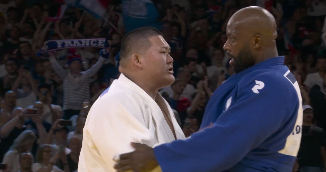 RMCsport's tweet photo. 🇯🇵 Si Teddy Riner a inscrit un peu plus son nom sur le toit de l'Olympe, Tatsuru Saito y est pour beaucoup. 

🥋 À 22 ans, le Japonais a livré deux combats épiques (12 minutes au total) et poussé comme jamais notre géant français dans ses retranchements. 

👏🙏 Meurtri après sa défaite lors de la finale de judo par équipes mixtes, le fils de la légende Hitoshi Saito a eu droit à une splendide ovation de la part du public de l'Arena Champ-de-Mars. Immense respect.