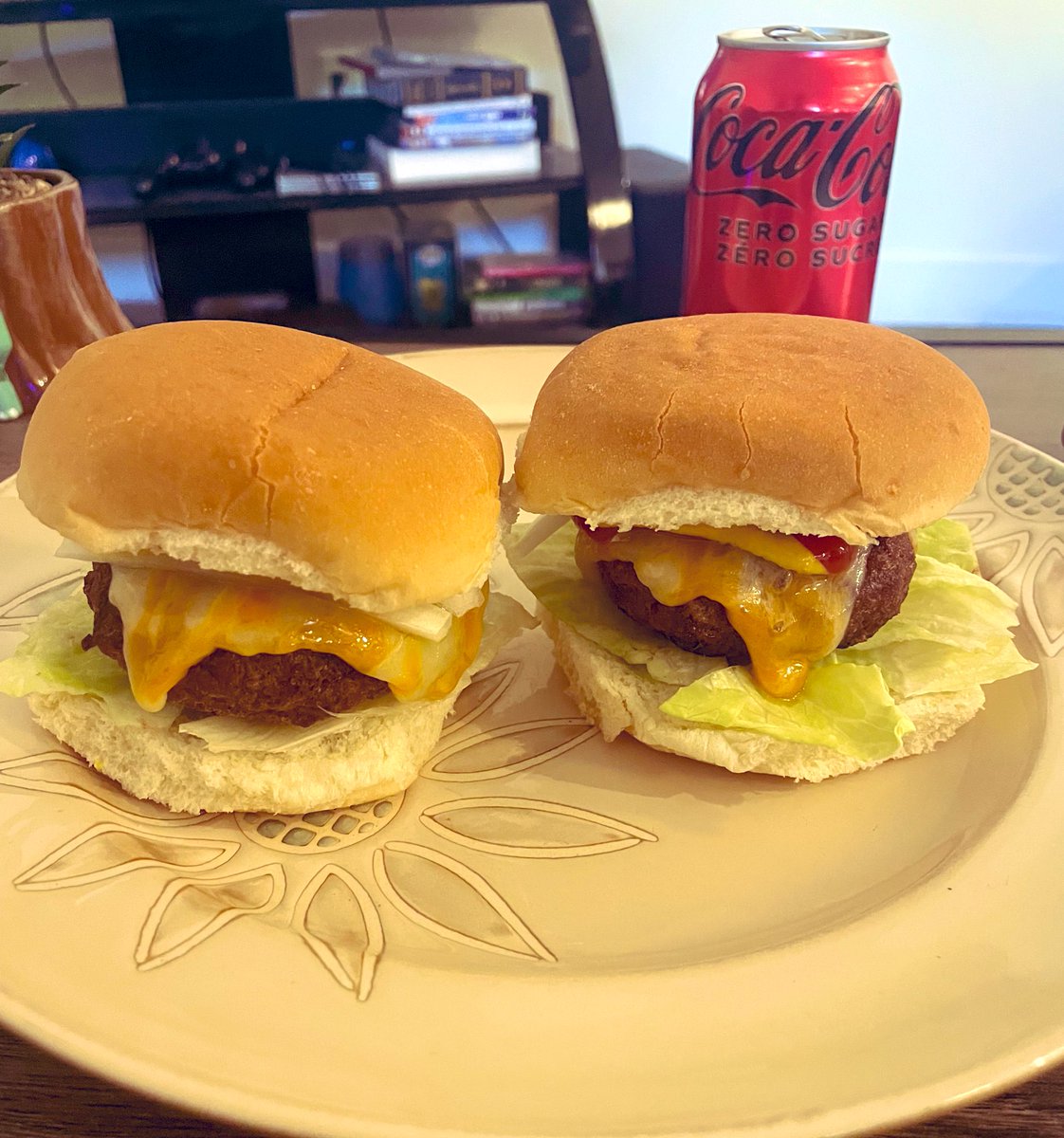 thestepdadguy's tweet photo. Homemade Cheeseburgers 🍔 https://t.co/kKhrPOAIG7