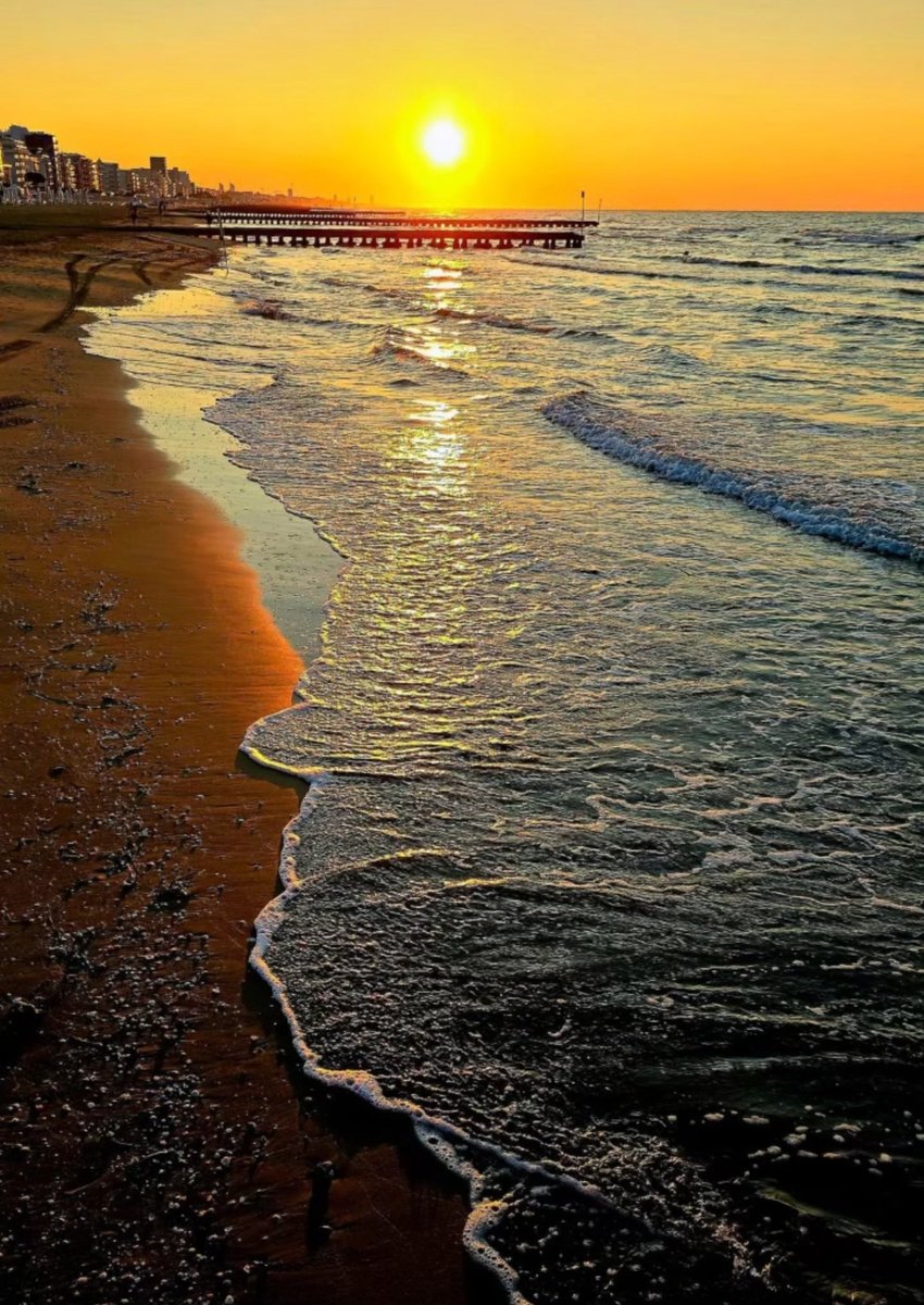Monica09058845's tweet photo. Il mare ci aspetta...Alba a Jesolo 🤩🤩🤩🌞🏖 https://t.co/AWxuheK2Gp