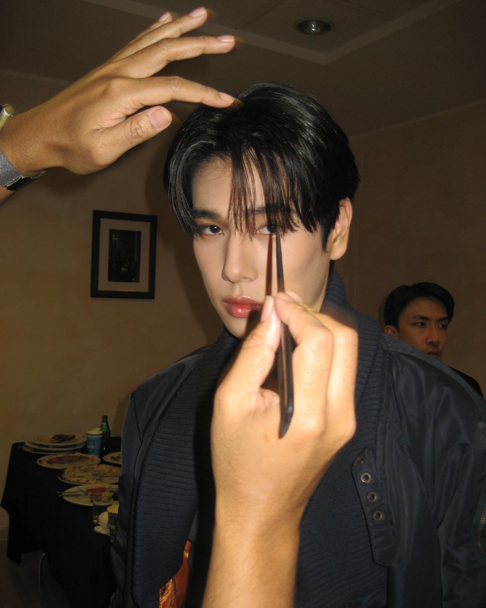 blvdppw's tweet photo. cakep bgt anjoy hairstylenya phuwin kmrrn tuh KEK UUUUUUUUUUUUU MANIS MANIS GULALI GULA AREN https://t.co/hVW49LlYpW