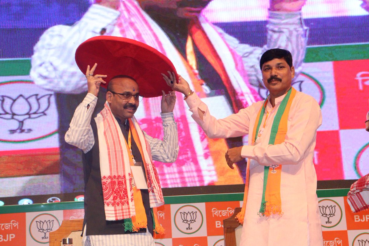 BJP4Assam's tweet photo. Today, at the extended state executive meeting of the BJP Assam Pradesh , the newly appointed Prabhari of Assam Pradesh, Shri Harish Dwivedi, was felicitated by the Hon'ble State President, Shri Bhabesh kalita.

#AssamBJPExecutive https://t.co/wNeQweGtED