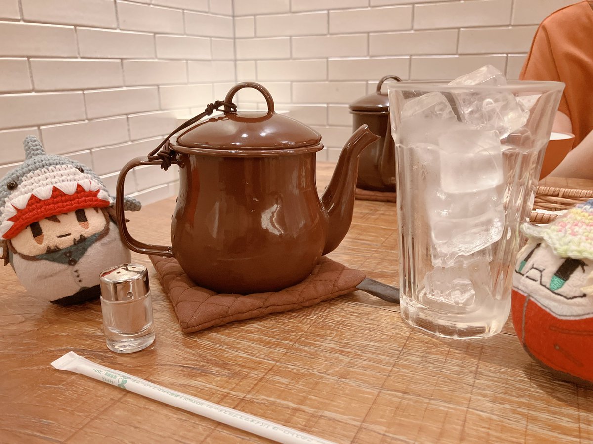 アフタヌーンティーのチャイ、アイスでもポットで提供してくれるの嬉しい〜！

🦈🐯どれ俺が淹れてやろ…あ、くっついた