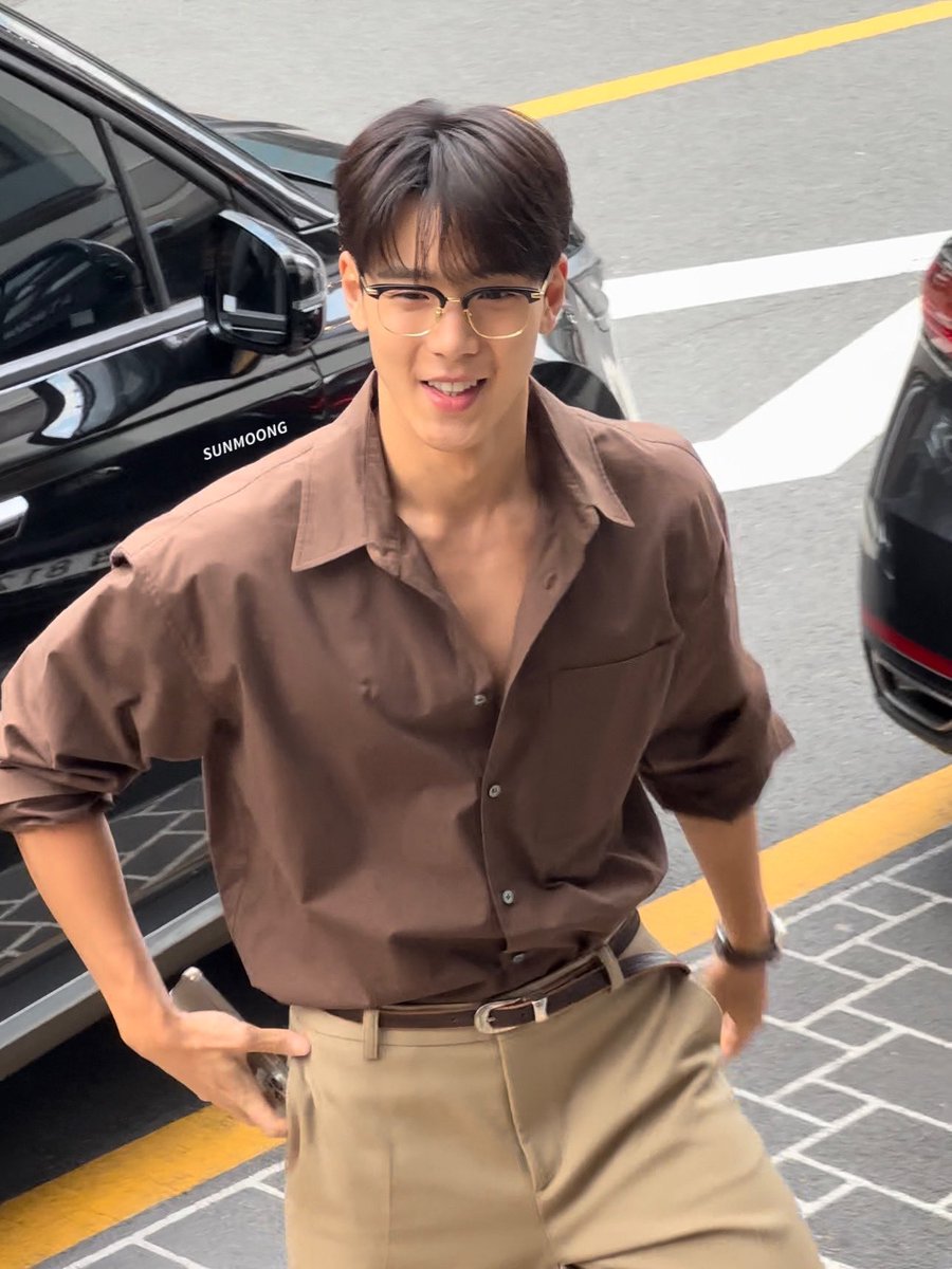 MlNGGOMBEBE's tweet photo. HES SO BOYFRIEND AND THE GLASSES OMG 🫠 HELLO???? https://t.co/KCkGDo9ESW
