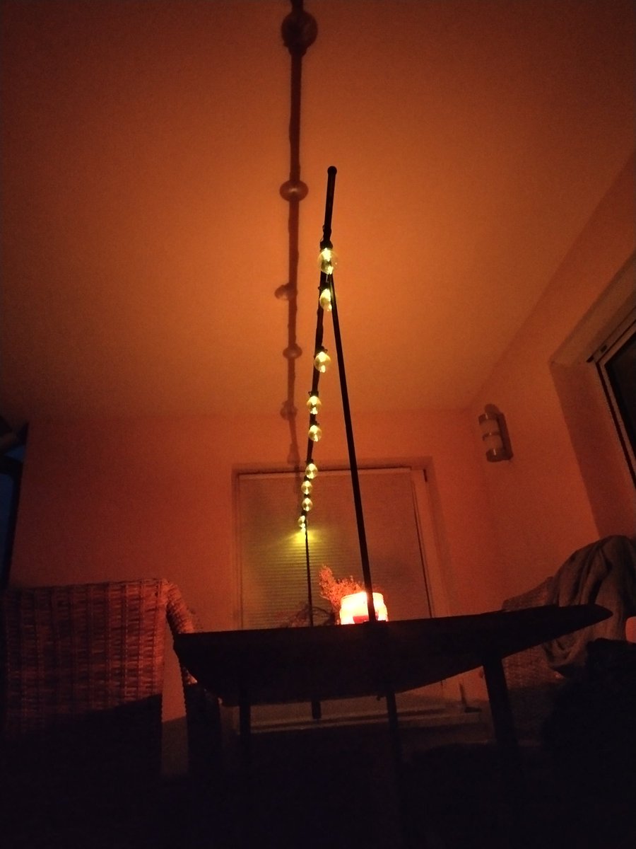 1Utini's tweet image. Schöne Sommerferien Erinnerungen schaffen mit den Jungs 🥰 und wenn es nur auf dem Balkon ist. 
So gemütlich mit Lichterkette und allem haben wir selten gezeltet 🤣