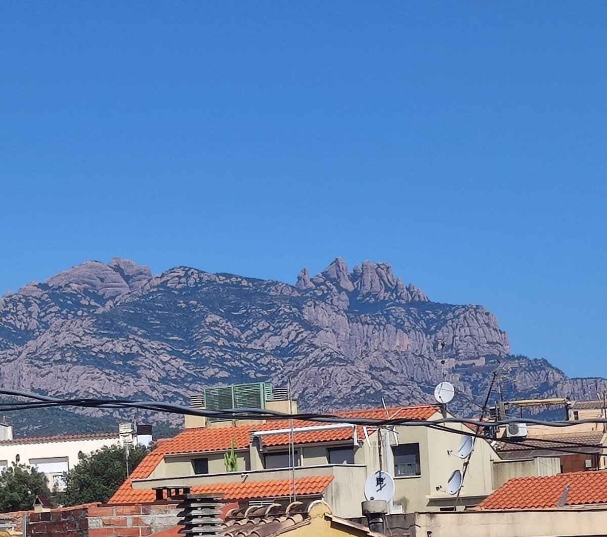 Visita a Olesa de Montserrat
Desi Moreno y Gema La Rosa motivaron la visita a los lugares más significativos de la casa: el pueblo, la palmera, la montaña, la escalera, la habitación, el granado y la mesa. 
escolapias.org/2024/08/04/vis…