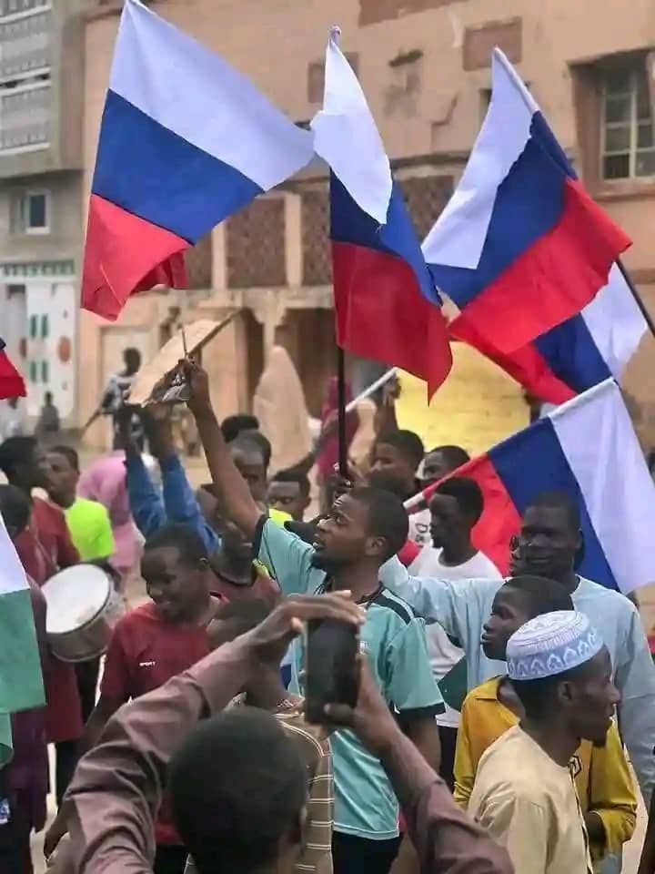 🚨⚡️ احتجاجات مستمره في نيجيريا ضد الحكم السيئ، المتظاهرون يرفعون العلم الروسي وصور بوتين.