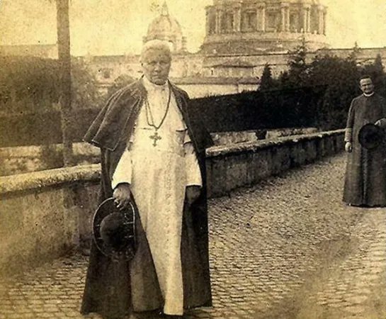 mariobianchi18's tweet photo. Il #4agosto 1903 Giuseppe Sarto da Riese (TV) a sorpresa è eletto papa da 62 cardinali. Assumerà il nome di #PioX, come poi il paese. Porrà attenzione alle riforme in vista di un migliore annuncio del Vangelo, con una certa diffidenza verso la nuova scienza. Santificato nel 1954. https://t.co/AAzUAlX4jJ