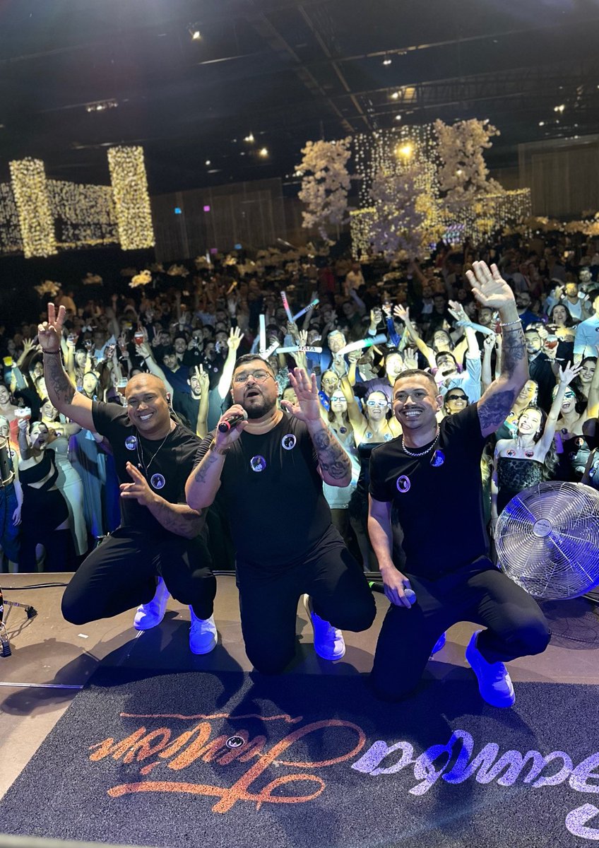 sambajroficial's tweet photo. E terminamos aqui na Cidade de Colatina ES ! Foi top !! 😍🔥 #MeioMedico #SambaJr https://t.co/y7sW3ZX03q