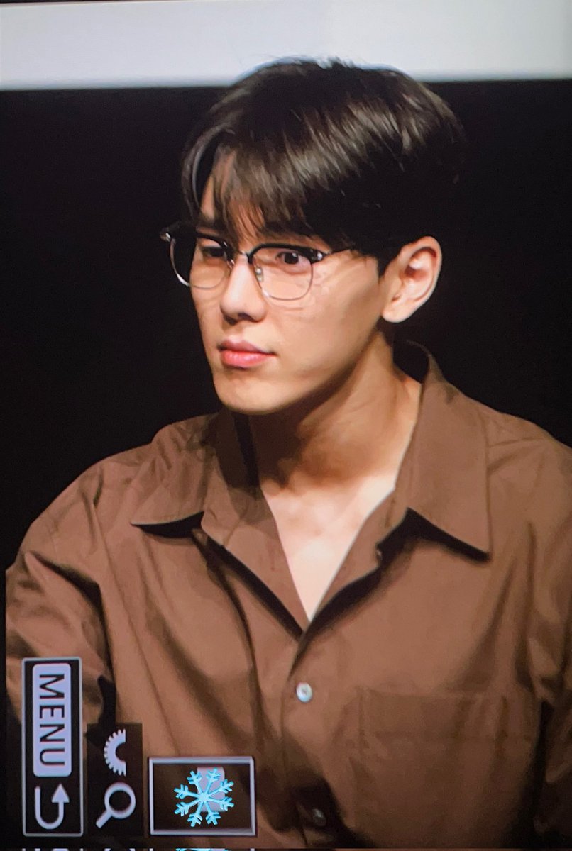 nunugomy's tweet photo. something about shownu wearing glasses https://t.co/Clkpdw1539