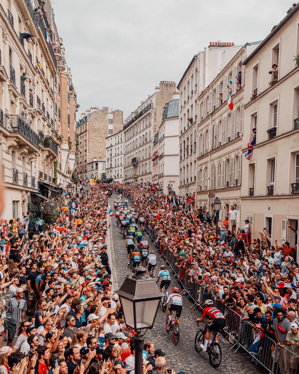 Antonin_FR_'s tweet image. Les scènes de cyclisme dans Paris hier ressemblent à des toiles impressionnistes. Sublime.