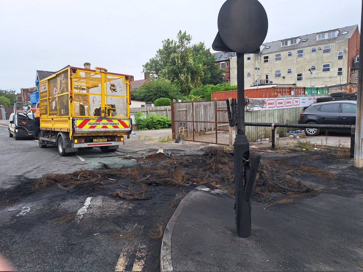 CEXHCC's tweet image. The Amazing @Hullccnews Streetscene team got on with the clean up in Hull as soon as we had clearance from our colleagues at @Humberbeat. 

The idiots who caused all this don&apos;t define us, our people &amp;amp; those who work to ensure everything gets back to normal do! #TeamHull 👏👍