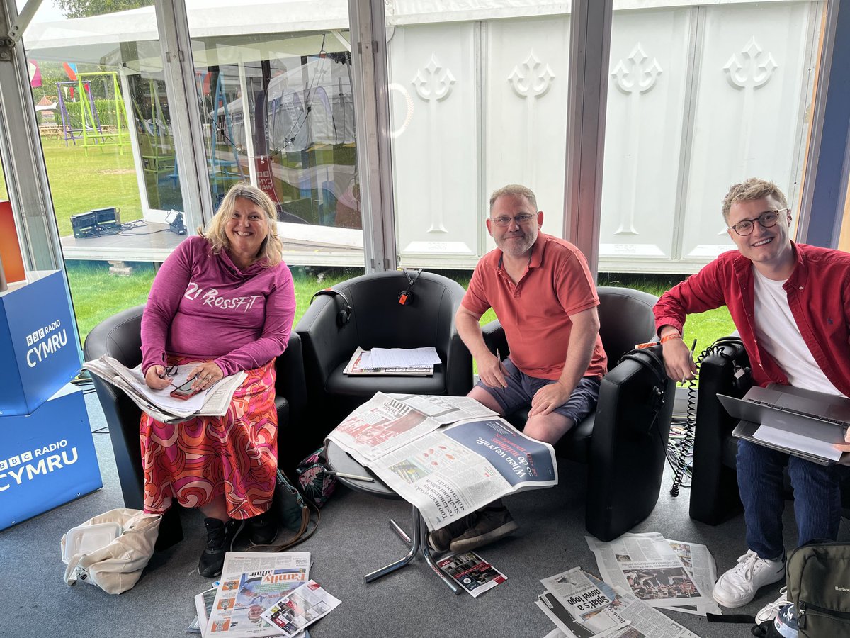AlunThomas (@alunth) on Twitter photo #BoreSul yn fyw o faes <a href="/eisteddfod/">eisteddfod</a> Pontypridd
âŚ<a href="/BethanDarwin/">Bethan Darwin</a>⊠a âŚ<a href="/HeulynRees/">Heulyn Rees</a>⊠yn adolygu'r papurau
âŚ<a href="/jacobm_morris/">J a c o b M o r r i s</a>⊠â'r gwleidyddiaeth
Hefyd cwmni Helen Prosser, âŚ<a href="/Rhuanedd/">Rhuanedd Richards đ´ó §ó ˘ó ˇó Źó łó ż</a>⊠Richards, Cory Jackson o âŚ<a href="/LidoPonty/">Lido Ponty</a>⊠a Delwyn SiĂ´n
âŚ<a href="/BBCRadioCymru/">Radio Cymru</a>⊠#BoreSul yn fyw o faes <a href="/eisteddfod/">eisteddfod</a> Pontypridd
âŚ<a href="/BethanDarwin/">Bethan Darwin</a>⊠a âŚ<a href="/HeulynRees/">Heulyn Rees</a>⊠yn adolygu'r papurau
âŚ<a href="/jacobm_morris/">J a c o b M o r r i s</a>⊠â'r gwleidyddiaeth
Hefyd cwmni Helen Prosser, âŚ<a href="/Rhuanedd/">Rhuanedd Richards đ´ó §ó ˘ó ˇó Źó łó ż</a>⊠Richards, Cory Jackson o âŚ<a href="/LidoPonty/">Lido Ponty</a>⊠a Delwyn SiĂ´n
âŚ<a href="/BBCRadioCymru/">Radio Cymru</a>âŠ