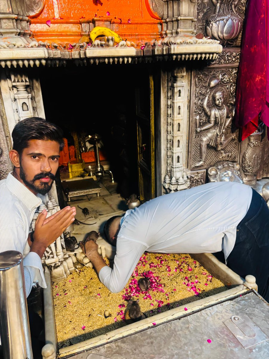 jsrathore_8's tweet photo. अब थारे हाथा लाज डोकरी.........
 जय मां करणी 🦅🚩
📍देशनोक 

#करणी_माता #देशनोक https://t.co/W0NWY7CeUF