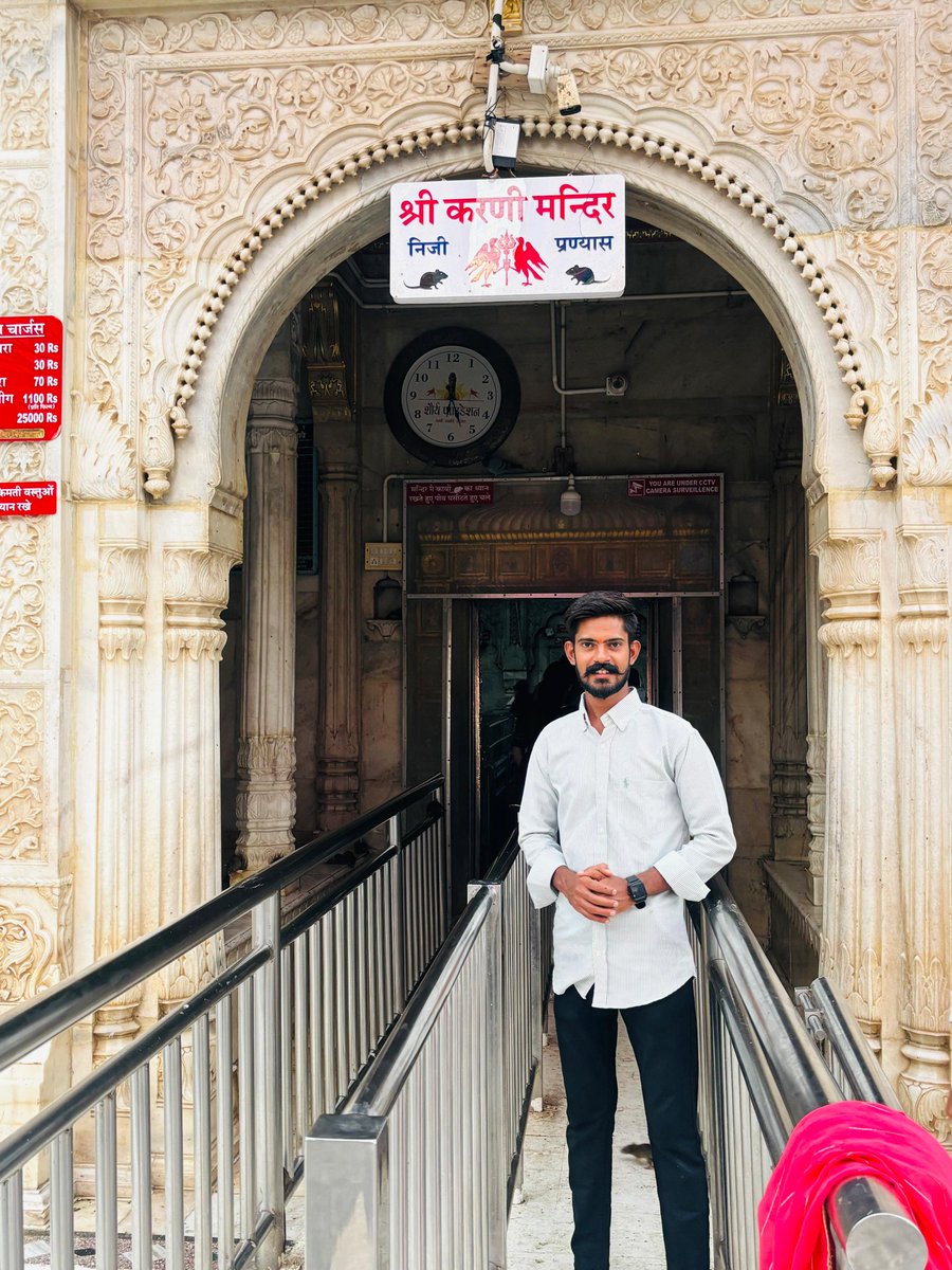 jsrathore_8's tweet photo. अब थारे हाथा लाज डोकरी.........
 जय मां करणी 🦅🚩
📍देशनोक 

#करणी_माता #देशनोक https://t.co/W0NWY7CeUF