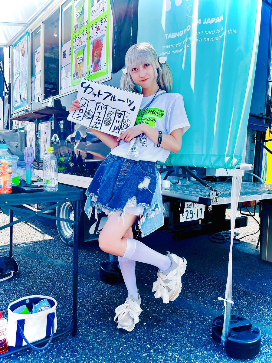 240Kaoru's tweet photo. スイカ🍉推しさ〜ん待ってますよぉ〜
おーーーーーーい!買おう!
冒険ランド #TIF2024 HOT STAGE 近く‼️
キッチンカーで可愛い娘が売り子してますよぉ〜
【時間10:00~18:00】
#himawari船橋
#TMPJ https://t.co/mw62thJGE4