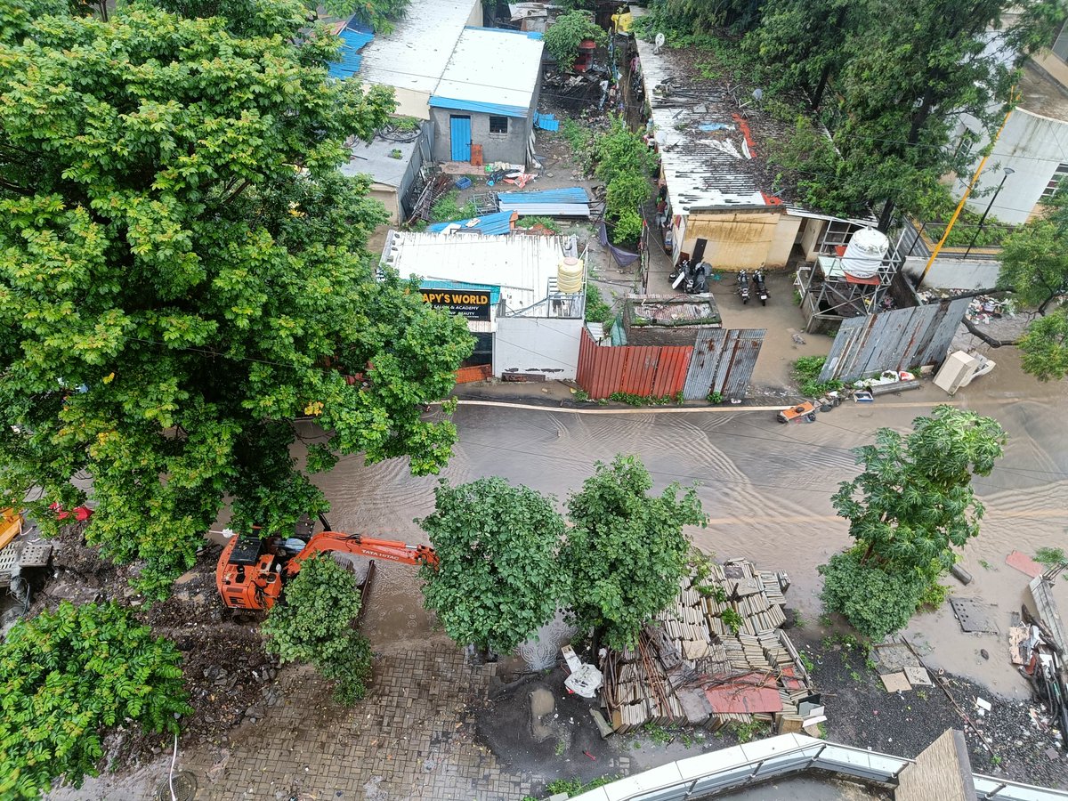 GodsentEvil's tweet photo. It's been raining steadily and it would have been great if #Pune administration could make sure the drains aren't blocked midway

At #balewadi @BalwadkarAmol ,
This has led to continuous flooding of basement leading to inoperable lifts and potential for electrocution. #PuneRains https://t.co/NVsu4nckLM