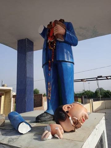 DIR040517's tweet photo. जिसे लगता है, आरक्षण का आधार आर्थिक होना चाहिए,जातिगत नहीं। उन्हें यह फोटो देख लेनी चाहिए। जब भेदभाव जाति के आधार पर करोगे तो आरक्षण आर्थिक आधार पर क्यों!  #21_अगस्त_भारत_बन्द #SaveReservation https://t.co/fCe0o40ilX