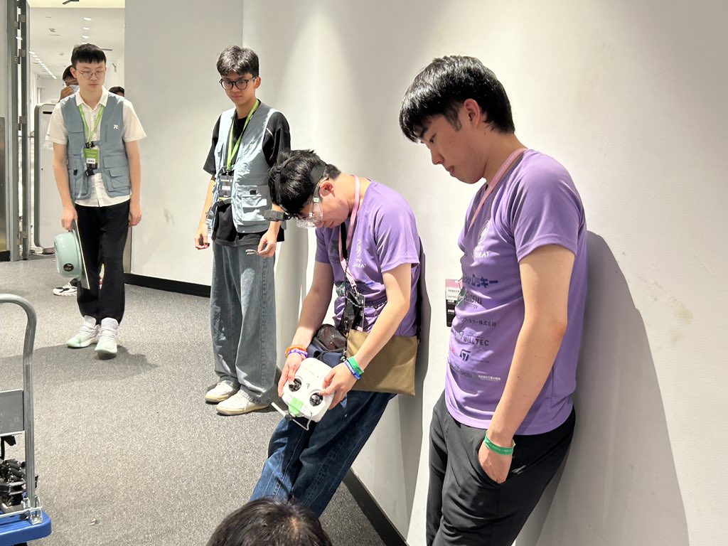 RobomasJPkantou's tweet image. 昨日の試合では残念ながら香港大学に負けてしまいました､､､

ですが、来年度大会に向け、今日からは中国他チームとの交流や大会の分析を行っています！！

#ooedo_rm24 #OOEDOSAMURAI #ロボマス #RoboMaster