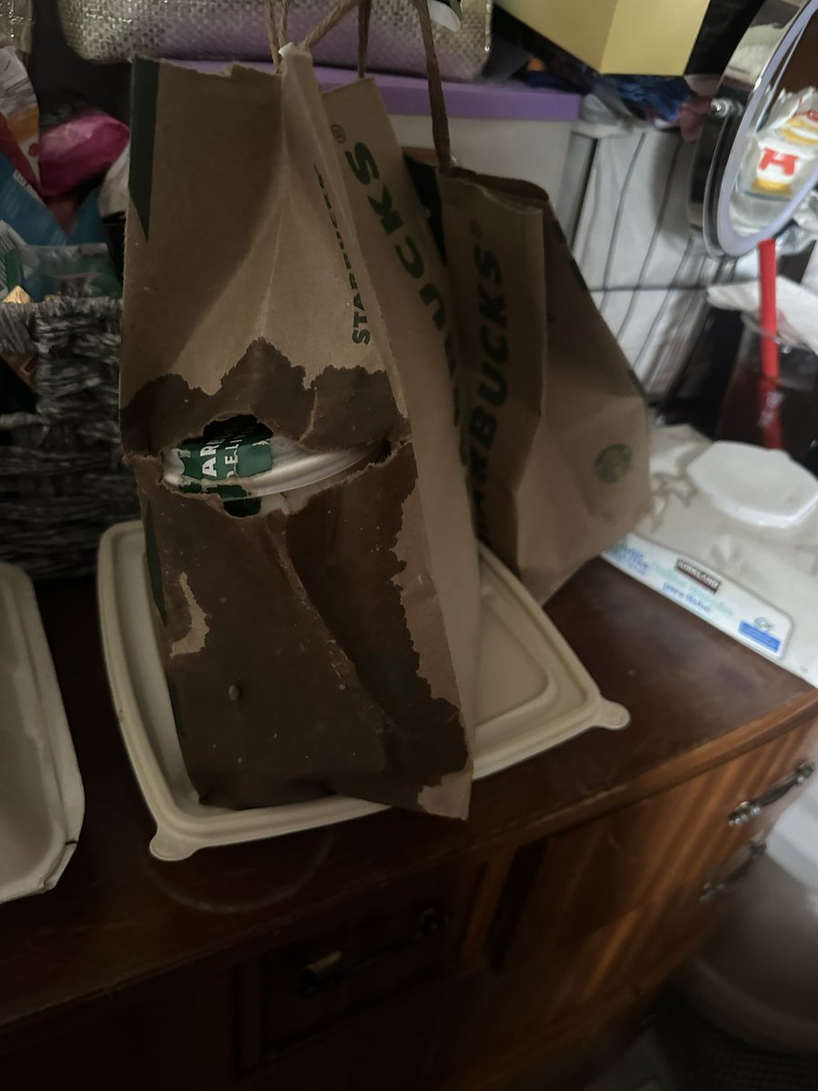 Es increible que se tenga que recurrir a redes para tener el servicio por el que se paga <a href="/RappiMexico/">Rappi México</a> <a href="/Starbucks/">Starbucks</a> llega el cafe derramado y no hay quien se haga responsable .. Porque tengo q pagar por lo q llega mal y cada vez q pido es lo mismo