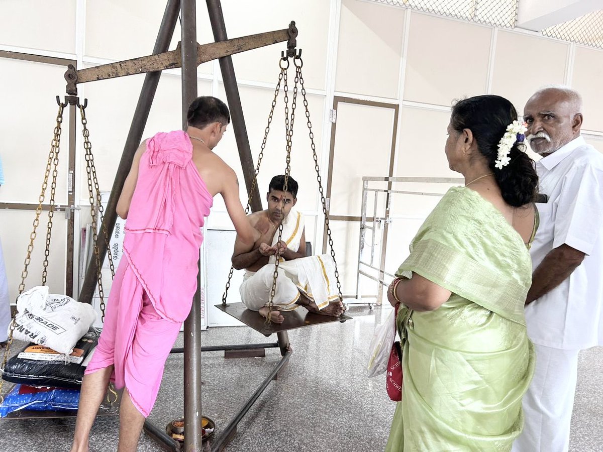 iShiva_Patil's tweet photo. @GirishArvind1 @srsmutt feeling blessed to be at #Rayara #Vrindavana 🙏#Mantralaya https://t.co/MxBj74Ifzk