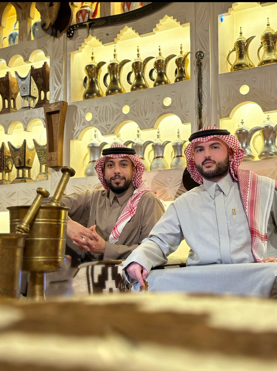 لـي صـاحـبٍ كـف يـدّه كنـه السيـل 
قنـاد راسه عطى .. و الفزعة ادمـانـه

العـاقـل الـلـي يـعـدلـها عـن الميـل 
الطيب اللي "ما عندي" تجهل لسانـه

لـو أنْ يـقـدر يـشـرّه نـجـمـة اللـيـل 
أظــن يــمـنـاه تــفـنـي درب تـبـانـة

سليمان العبدالله اليحيا

<a href="/AlabdulahMajed/">ماجد بن عبدالله الخزام</a>