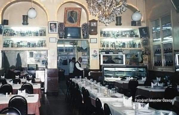 İSTANBUL'UN GÜZEL ZAMANLARIYDI..

Nüfus, daha üç milyon bile olmamıştı. 
İstanbul dediğiniz; SUR içinden ibaretti.

Eyüp'te, Rami'de, Zeytinburnu'nda  oturan insanlar sokakta karşılaştıklarında...