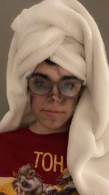 How it started vs how it ended, GenCon party edition. Featuring one of my cosplay crushes, @LunaSquee<a href="/tag/mtgbooty"class="tags"><span>#mtgbooty</span></a>