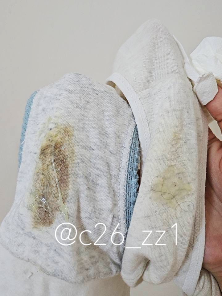 c26_zz1's tweet photo. 出貨分享📦
兩件超舊內內，目錄裡面也有其他超舊內內呦🐬

#原味內褲 #排卵期 #分泌物 #原味內衣 #原味襪 #原味白襪 #圖集 #大尺度 #影片 #尿尿 #合法蘿莉 #學生原味 #處女 #易濕 #客製化照片 https://t.co/2pmN5RMYGv