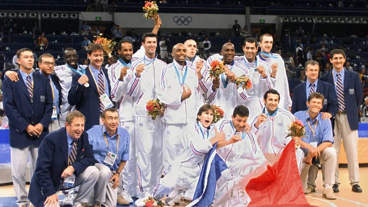 Il y a 24 ans, l'équipe de France qualifiée de justesse en 1/4, est opposée au Canada, 1er de sa poule
L'histoire, on la connait, Après le Canada de Nash, l'EdF écarte l'Australie en demi qui jouait à domicile avant de perdre dans un match serré face aux USA
Alors, bis repetita ?