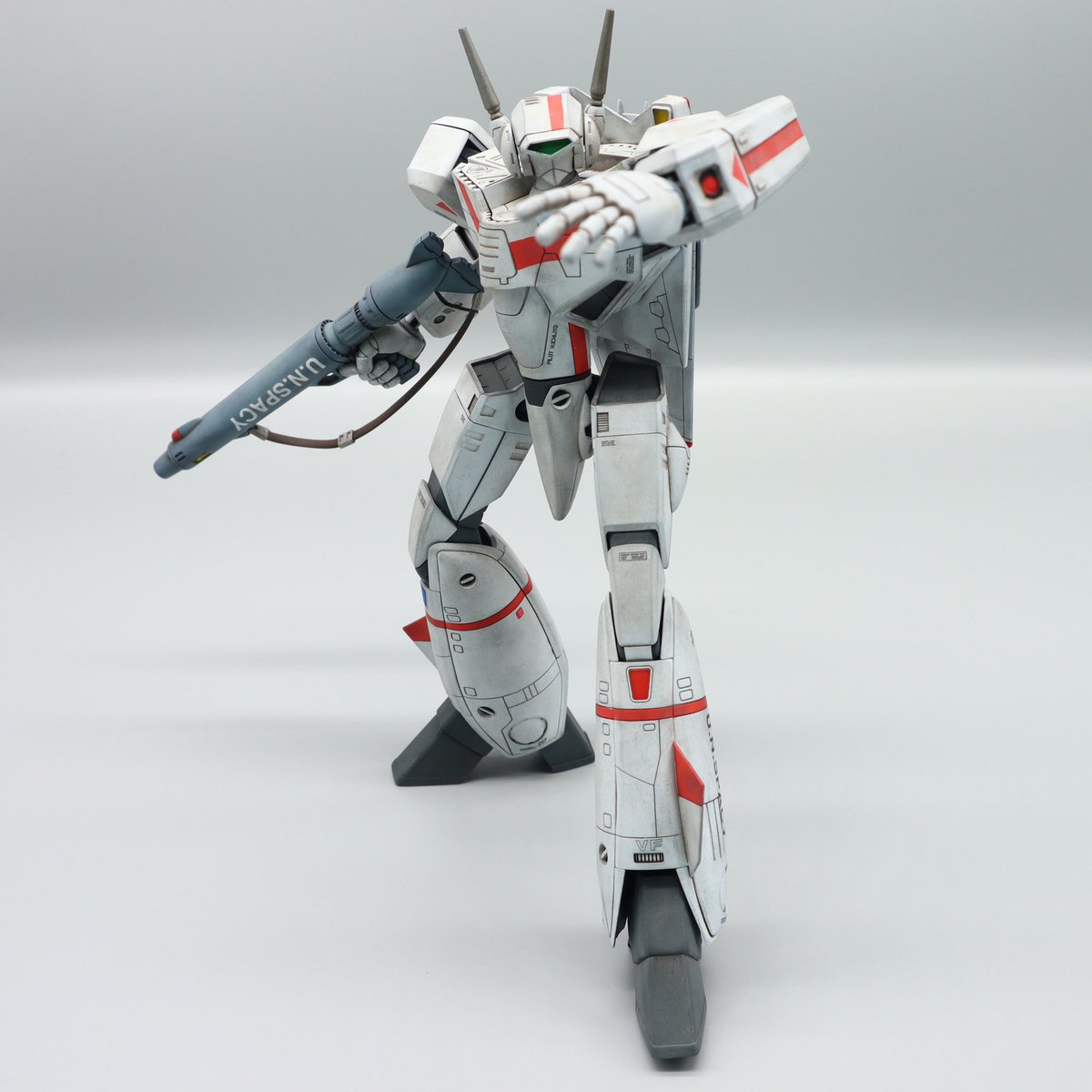 PLAMAX 1/72 VF1-J バトロイドバルキリー

週末モデリングで、1ヶ月ほどで完成しました😀

キットの出来がいいので、サクッと組むだけで素晴らしいプロポーションのバルキリーが完成しました♪