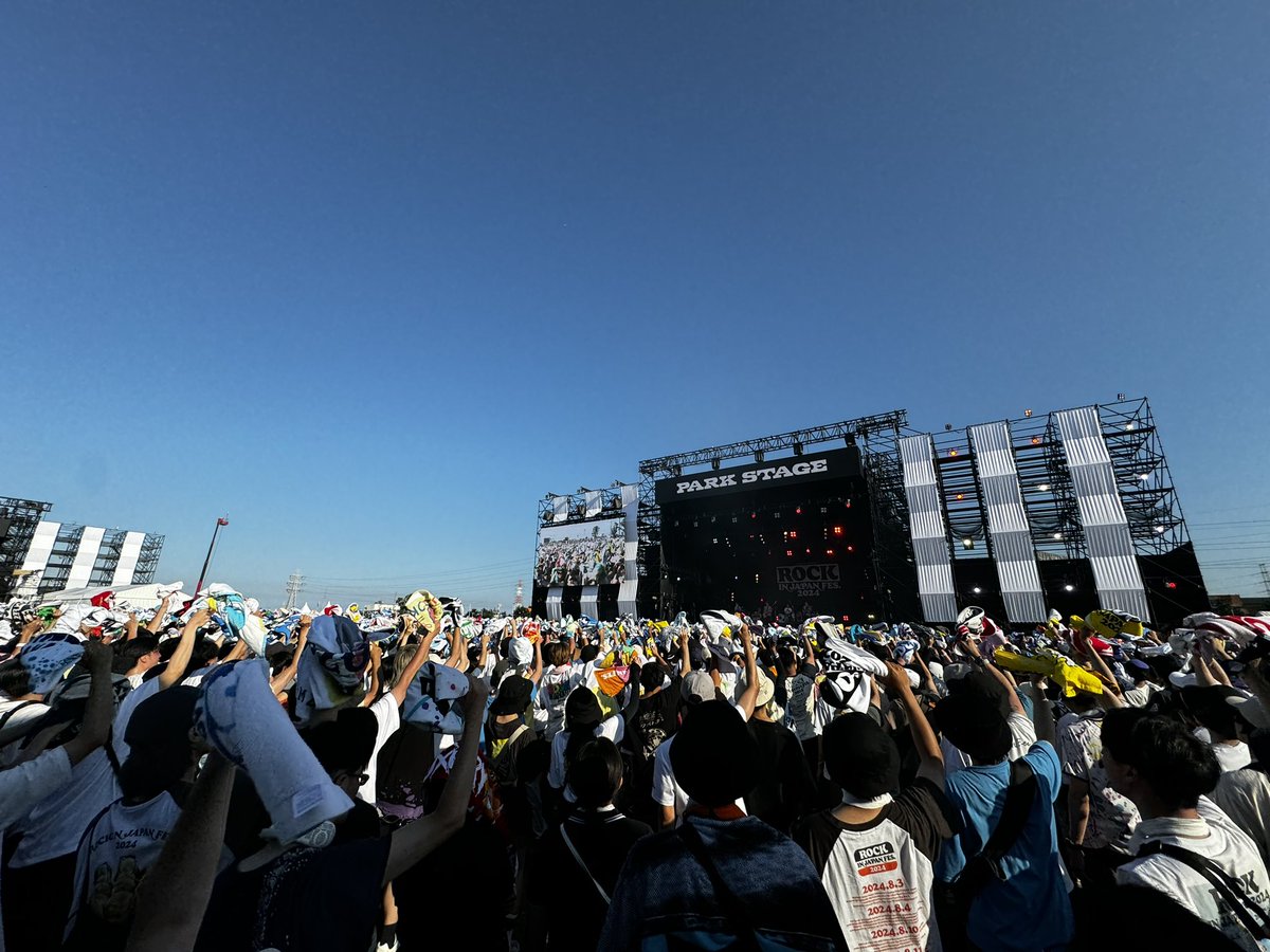 animalkingz's tweet photo. いろいろあって、またいろいろあって、それでも挫けず音楽活動で創出し続けるとてもフェニックスなKANA-BOON を会場に入りきらず溢れて凄く凄く沢山の人たちがKANA-BOON を応援して楽しんでくれた。嬉しい。
今日のROCK IN JAPAN
#RIJF
#rockinjapan https://t.co/x8g2HbixWz