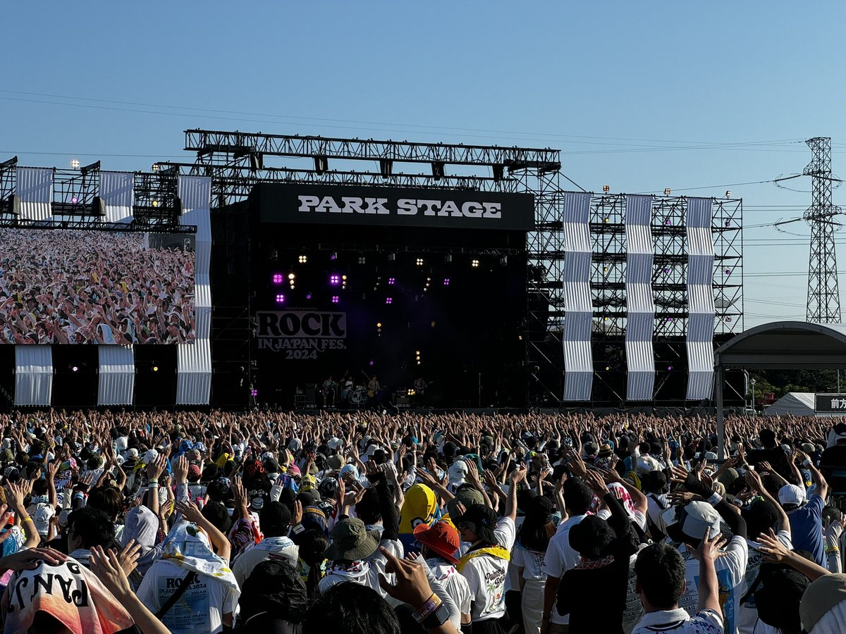 animalkingz's tweet photo. いろいろあって、またいろいろあって、それでも挫けず音楽活動で創出し続けるとてもフェニックスなKANA-BOON を会場に入りきらず溢れて凄く凄く沢山の人たちがKANA-BOON を応援して楽しんでくれた。嬉しい。
今日のROCK IN JAPAN
#RIJF
#rockinjapan https://t.co/x8g2HbixWz