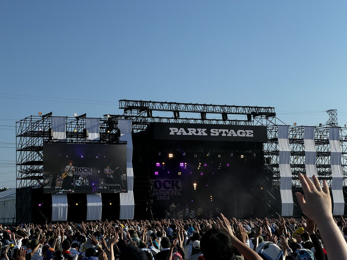 animalkingz's tweet photo. いろいろあって、またいろいろあって、それでも挫けず音楽活動で創出し続けるとてもフェニックスなKANA-BOON を会場に入りきらず溢れて凄く凄く沢山の人たちがKANA-BOON を応援して楽しんでくれた。嬉しい。
今日のROCK IN JAPAN
#RIJF
#rockinjapan https://t.co/x8g2HbixWz