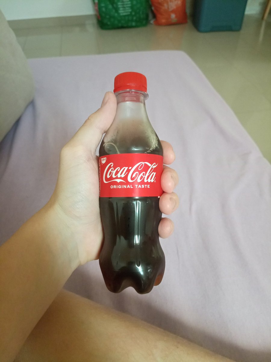 Corleyrecord's tweet image. Tiny coke. I'm a dad 🥺