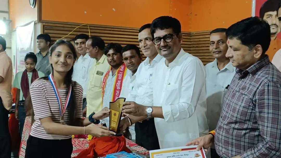 AlpeshThakor_'s tweet photo. સાથિયો ભણતર થકી જ સમાજ નો, રાજ્ય નો તથા દેશ નો વિકાસ શક્ય છે. આજે વિજાપુર ગુજરાત ક્ષત્રિય ઠાકોર સેના પરીવાર દ્વારા રોટરી ક્લબ ઓફ વિજાપુર, ટાઉનહોલ ખાતે વિજાપુર તાલુકાના ક્ષત્રિય ઠાકોર સમાજના ધોરણ ૧૦ તથા ૧૨ ના ���ેજસ્વી વિદ્યાર્થીઓનો વિદ્યા રત્ન એવોર્ડ કાર્યક્રમ યોજવામાં આવ્યો. https://t.co/JiHJxCTODH