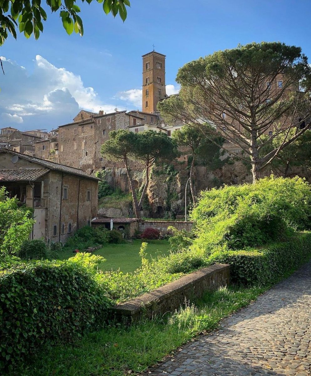 visit_lazio's tweet image. Benvenuti a #Sutri, suggestivo borgo nel cuore della #Tuscia. Un bellissimo comune le cui origini risalgono all'età del bronzo, ma fiorente a partire dal periodo della dominazione etrusca

📷 Ig williamgrayharris

#VisitLazio #LazioIsMe #LazioEternaScoperta